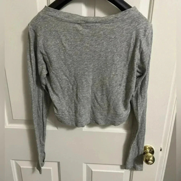 CAbi gray crop top long sleeve thumb slots size small - Picture 4 of 4